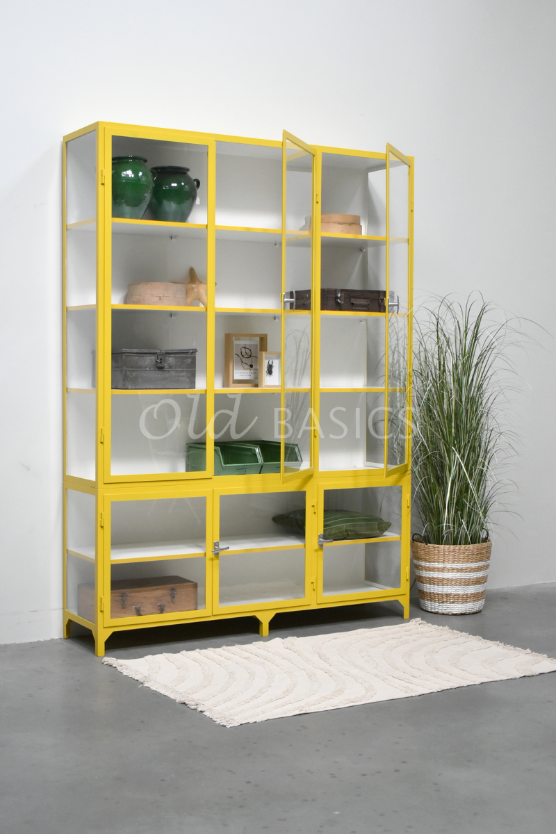 Detail van Apothekerskast Vitrine, 3 deuren, RAL1032, geel, materiaal staal